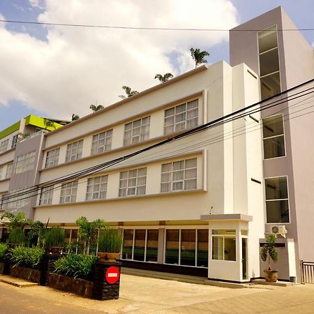 Airish Hotel Palembang Exterior foto