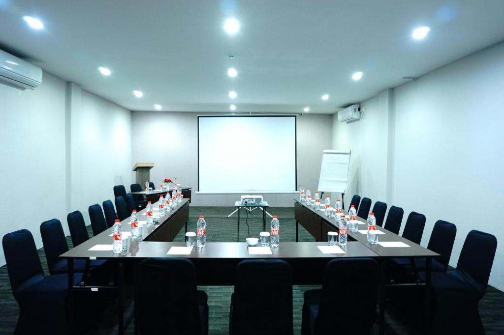 Airish Hotel Palembang Exterior foto