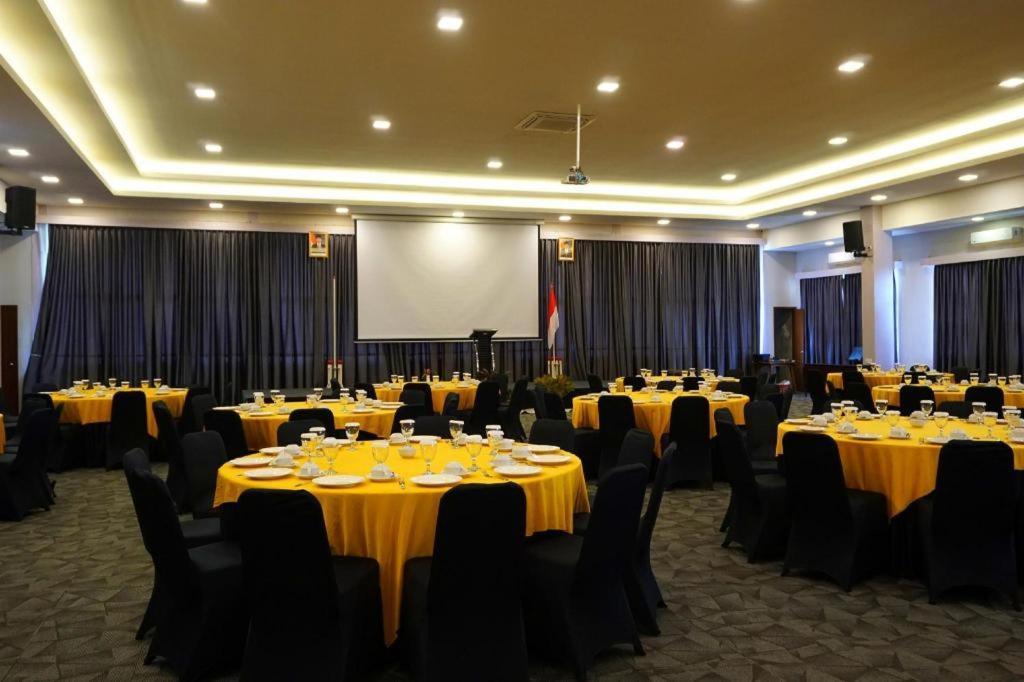 Airish Hotel Palembang Exterior foto