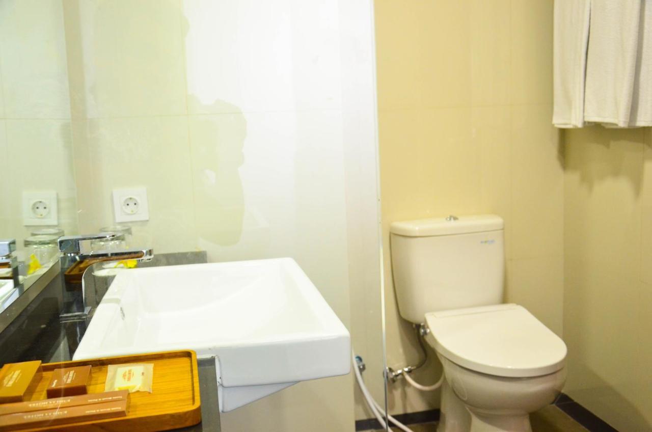 Airish Hotel Palembang Exterior foto