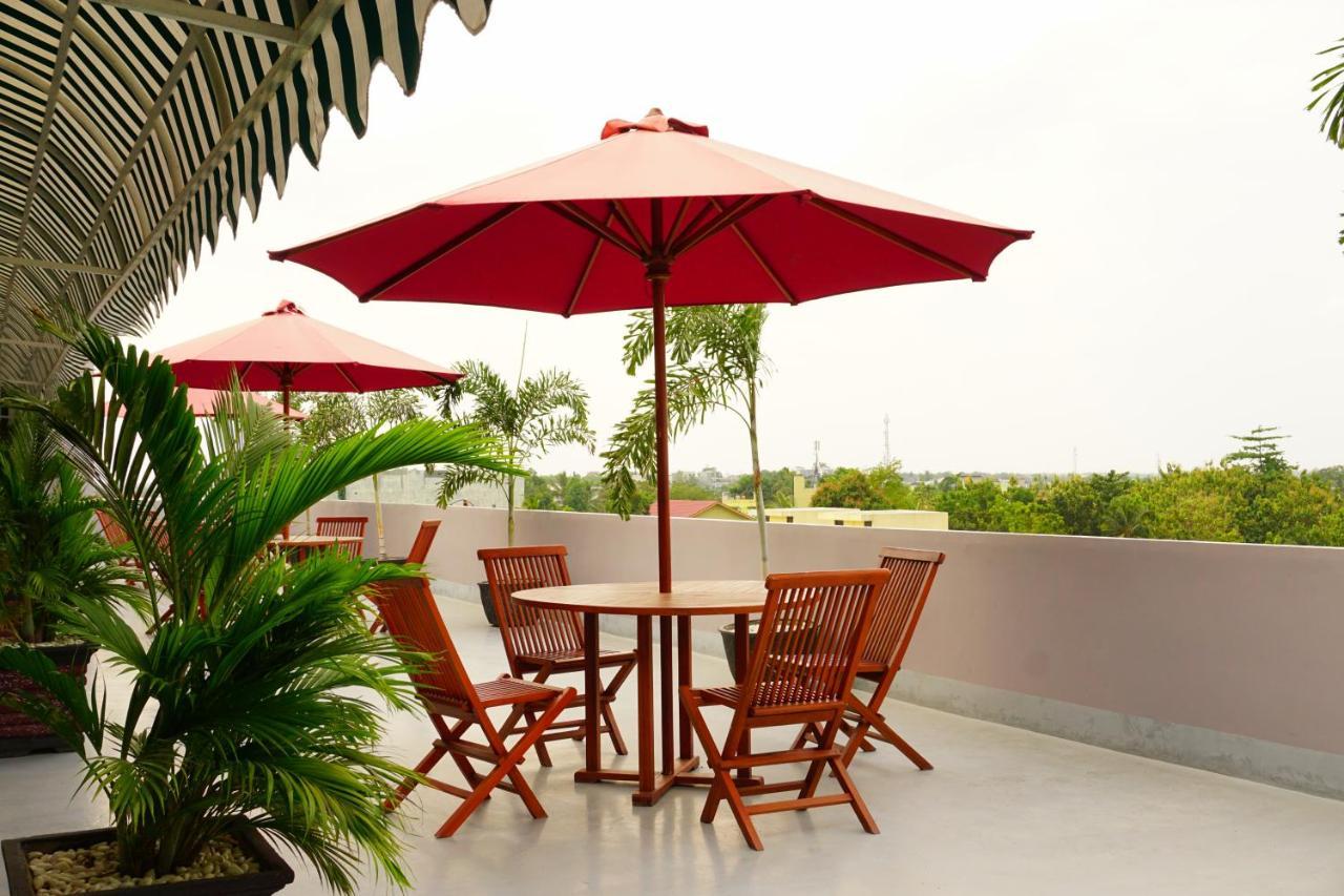 Airish Hotel Palembang Exterior foto